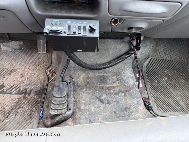 image for item FH6142 2001 Ford F350 Super Duty pickup truck
