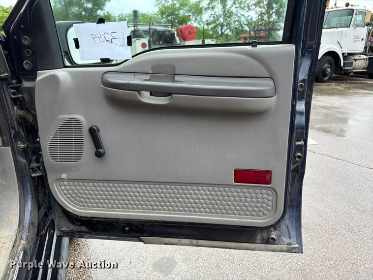 image for item FH6142 2001 Ford F350 Super Duty pickup truck