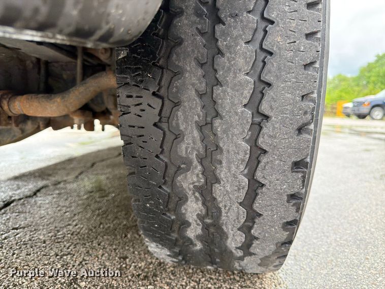 image for item FH6142 2001 Ford F350 Super Duty pickup truck