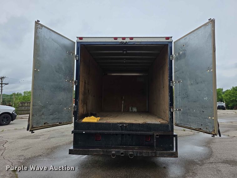 image for item FH6143 2002 Ford F450 Super Duty XL box truck