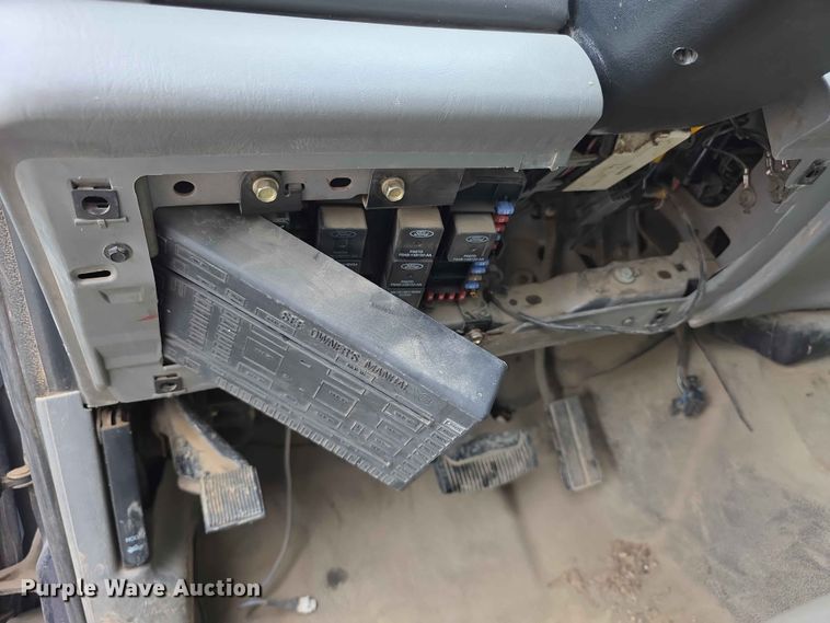image for item FH6143 2002 Ford F450 Super Duty XL box truck