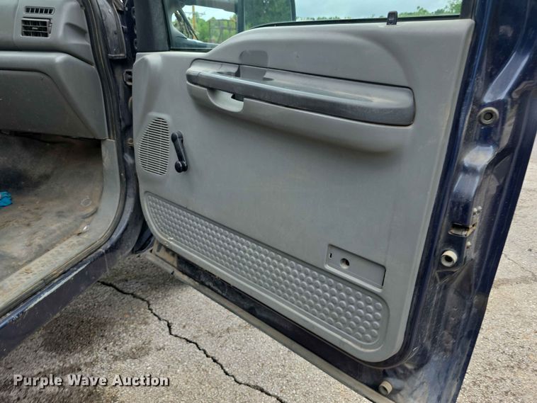 image for item FH6143 2002 Ford F450 Super Duty XL box truck