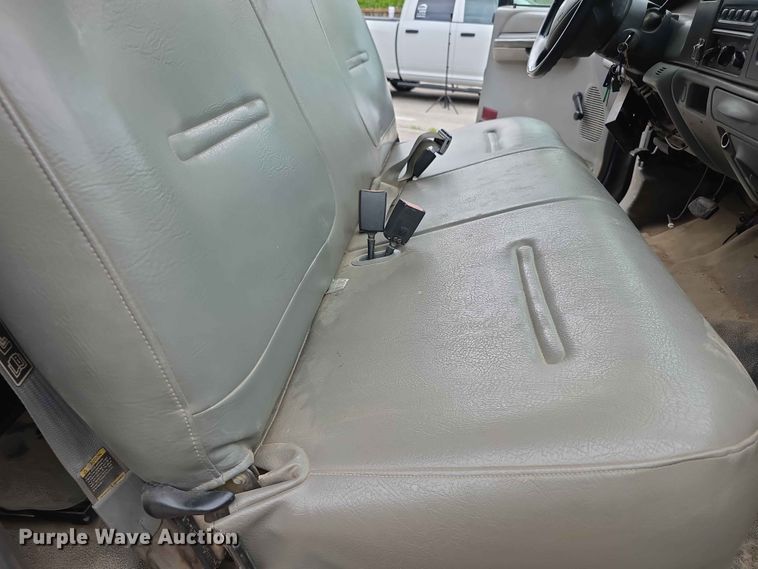 image for item FH6143 2002 Ford F450 Super Duty XL box truck