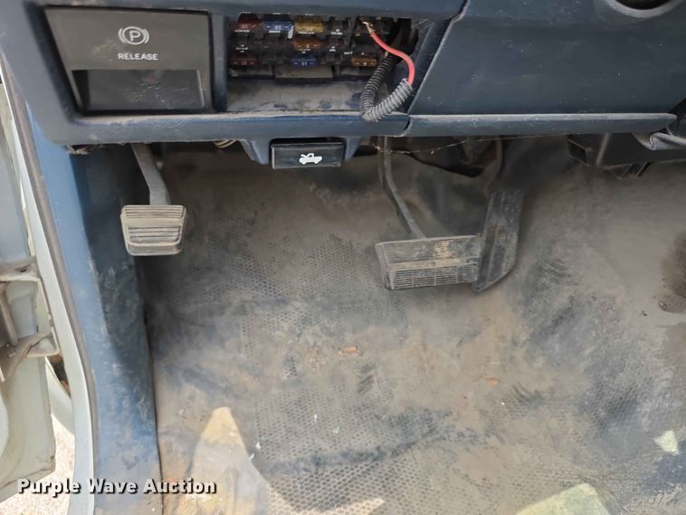 image for item FH6220 1992 GMC Sierra C3500 street sweeper truck