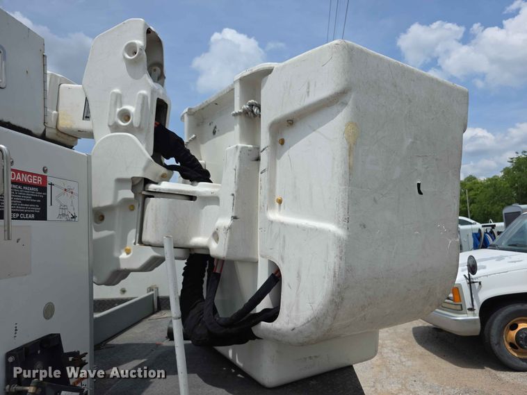 image for item FH6221 2015 Dodge Ram 5500HD bucket truck