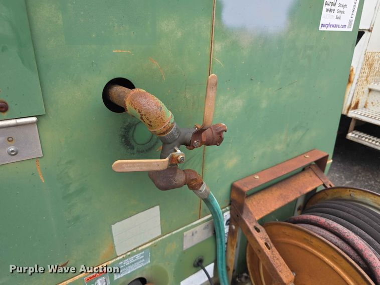 image for item FH6222 1991 Sullair 185DPQJD air compressor