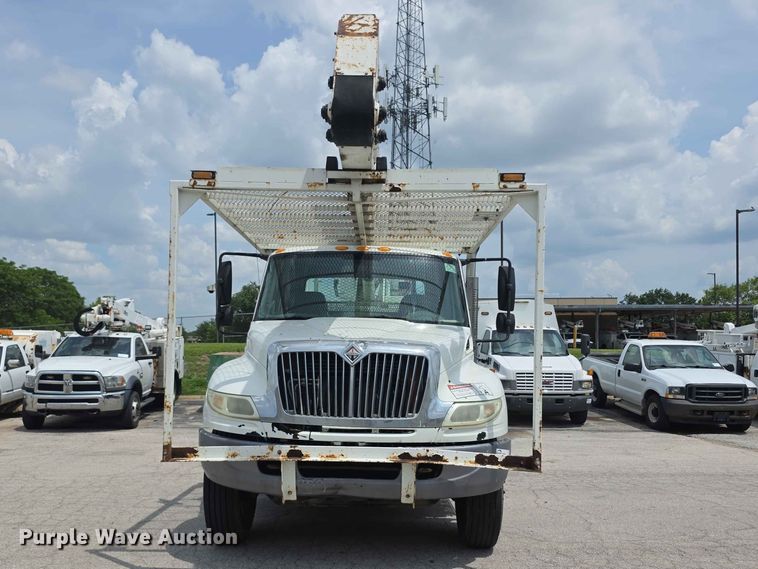 image for item FH6223 2006 International 4400 bucket truck