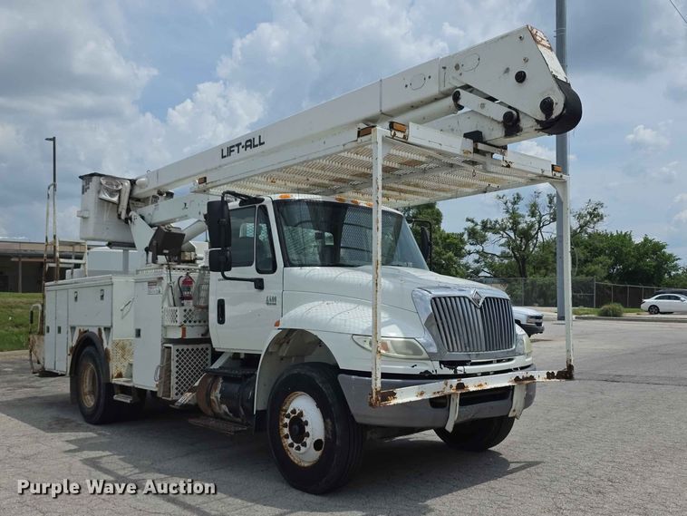 image for item FH6223 2006 International 4400 bucket truck