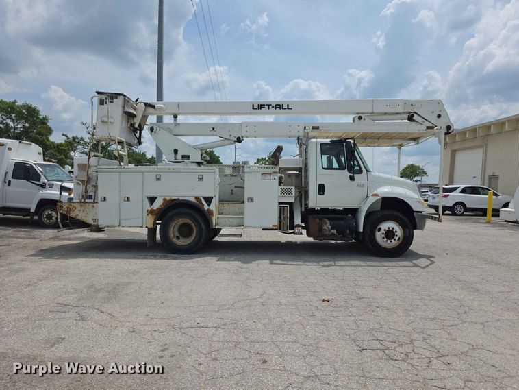 image for item FH6223 2006 International 4400 bucket truck