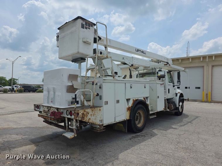 image for item FH6223 2006 International 4400 bucket truck