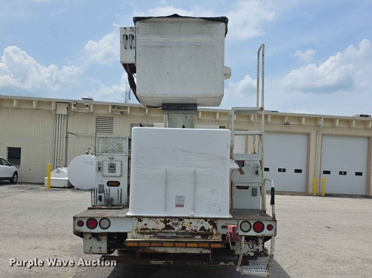 image for item FH6223 2006 International 4400 bucket truck