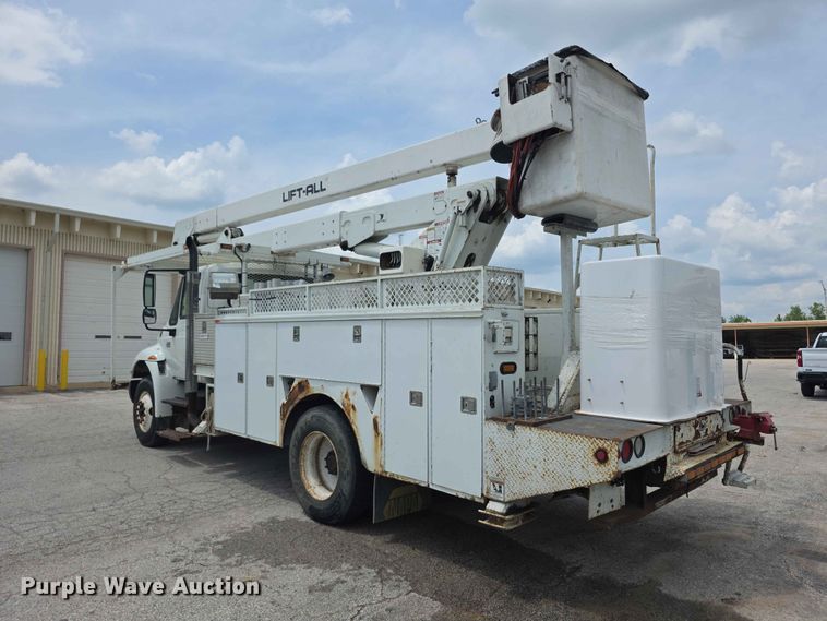 image for item FH6223 2006 International 4400 bucket truck