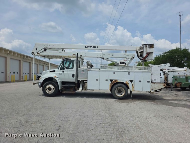 image for item FH6223 2006 International 4400 bucket truck