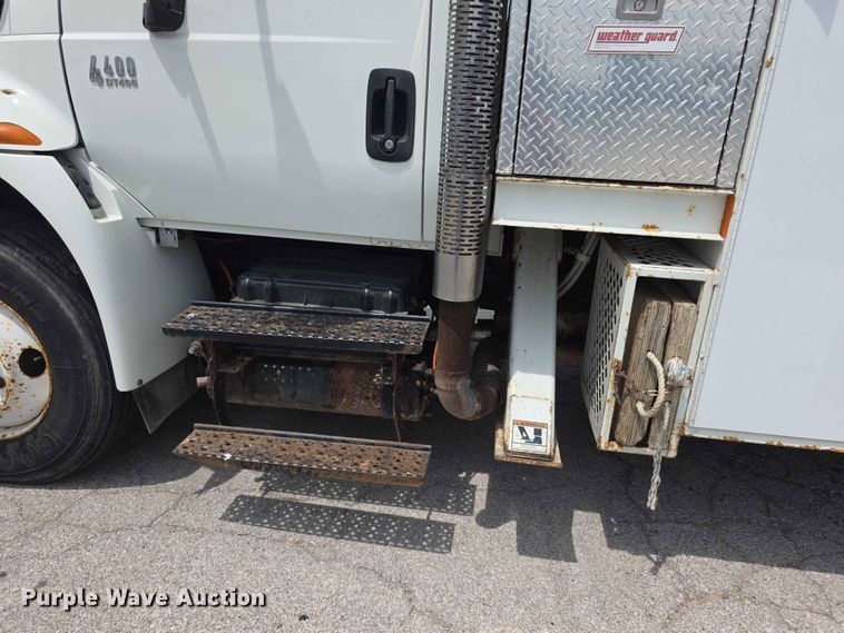 image for item FH6223 2006 International 4400 bucket truck