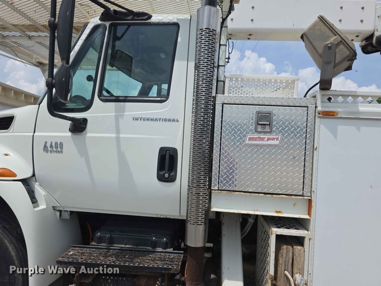 image for item FH6223 2006 International 4400 bucket truck