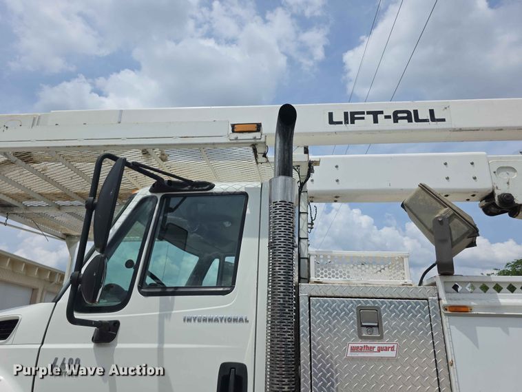 image for item FH6223 2006 International 4400 bucket truck