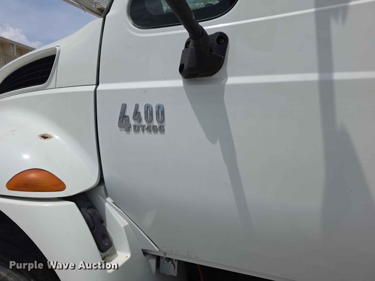 image for item FH6223 2006 International 4400 bucket truck