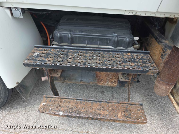 image for item FH6223 2006 International 4400 bucket truck