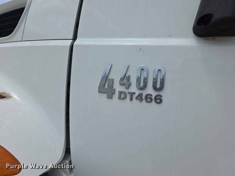 image for item FH6223 2006 International 4400 bucket truck