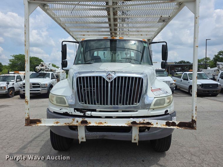image for item FH6223 2006 International 4400 bucket truck