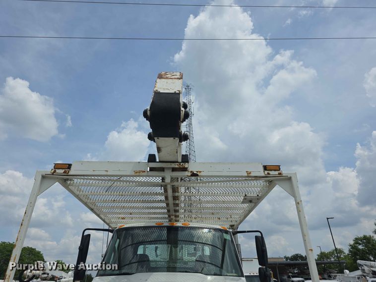 image for item FH6223 2006 International 4400 bucket truck