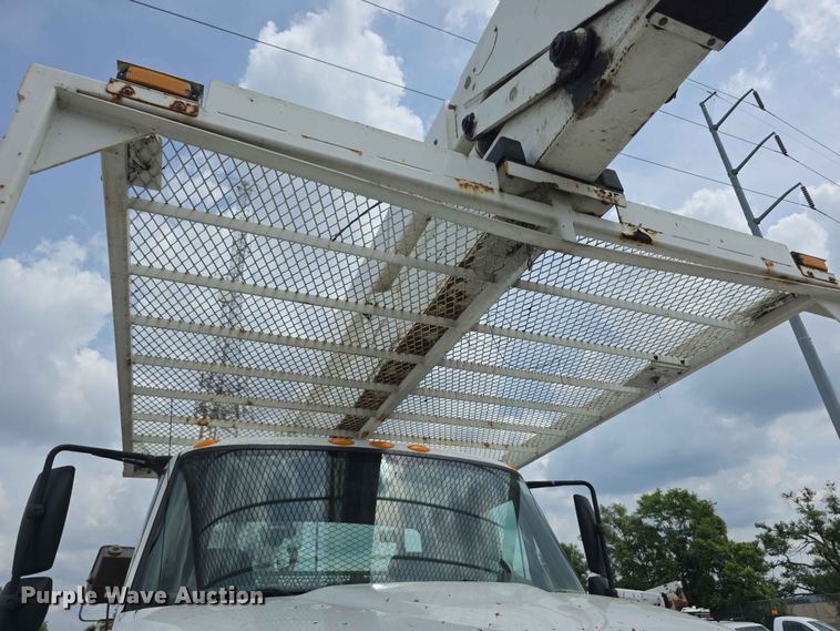 image for item FH6223 2006 International 4400 bucket truck