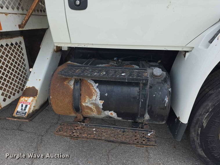image for item FH6223 2006 International 4400 bucket truck