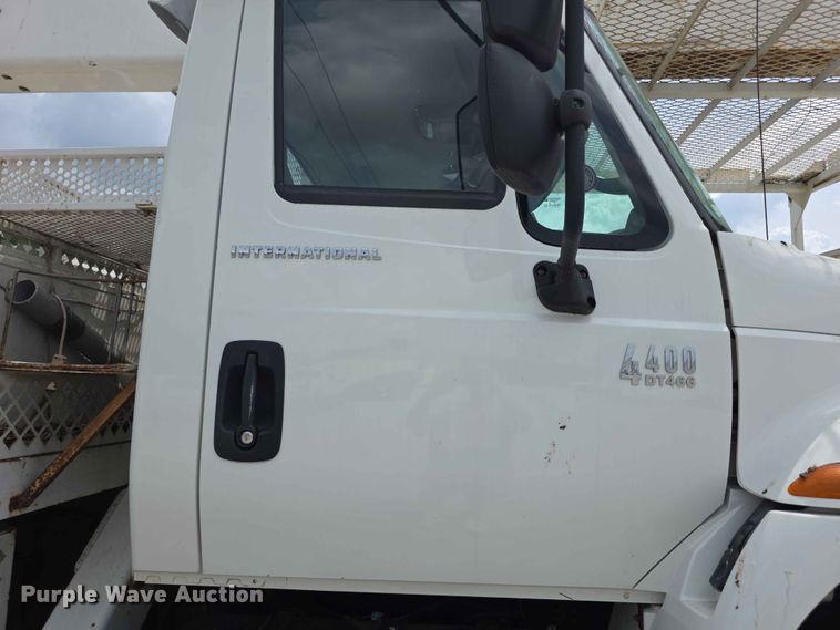 image for item FH6223 2006 International 4400 bucket truck