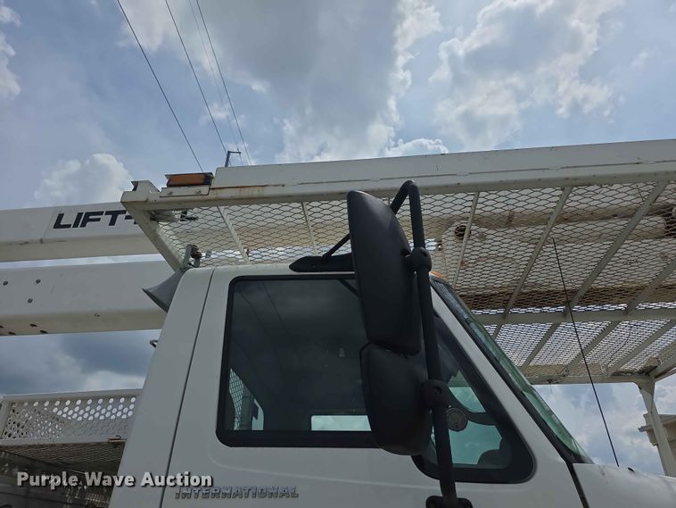 image for item FH6223 2006 International 4400 bucket truck