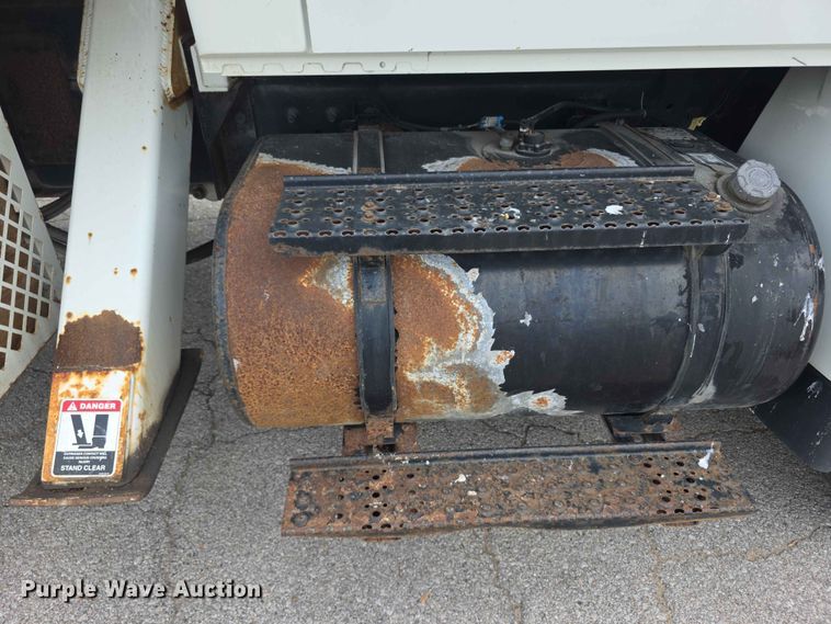 image for item FH6223 2006 International 4400 bucket truck