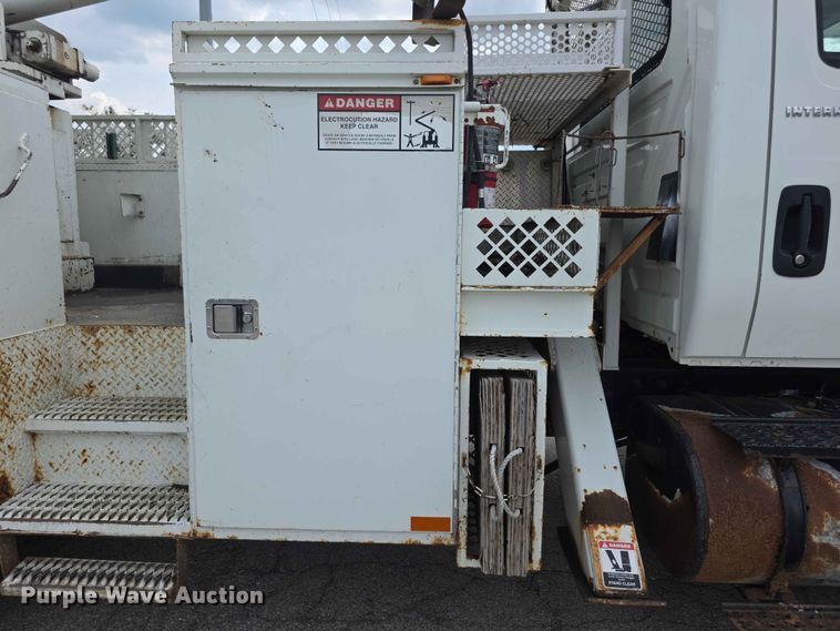 image for item FH6223 2006 International 4400 bucket truck