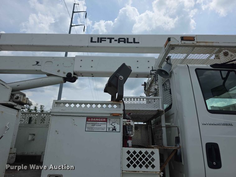 image for item FH6223 2006 International 4400 bucket truck