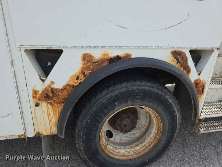 image for item FH6223 2006 International 4400 bucket truck