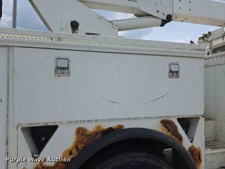 image for item FH6223 2006 International 4400 bucket truck