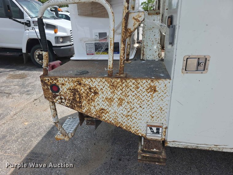 image for item FH6223 2006 International 4400 bucket truck