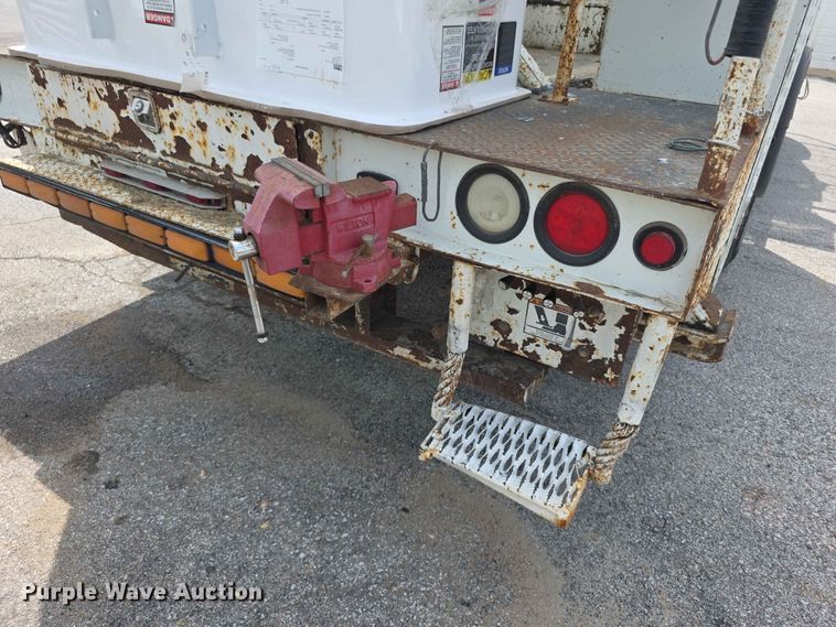image for item FH6223 2006 International 4400 bucket truck