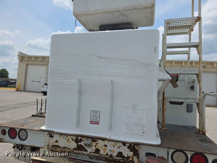 image for item FH6223 2006 International 4400 bucket truck