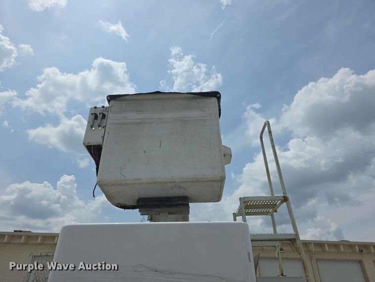 image for item FH6223 2006 International 4400 bucket truck