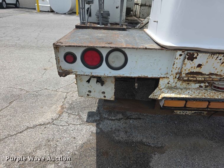 image for item FH6223 2006 International 4400 bucket truck