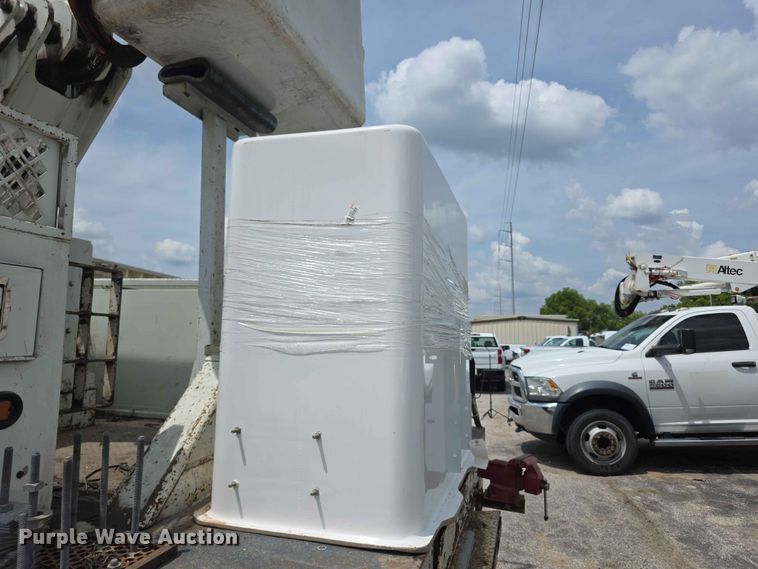 image for item FH6223 2006 International 4400 bucket truck