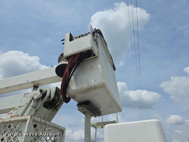 image for item FH6223 2006 International 4400 bucket truck