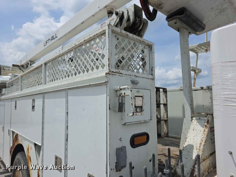 image for item FH6223 2006 International 4400 bucket truck