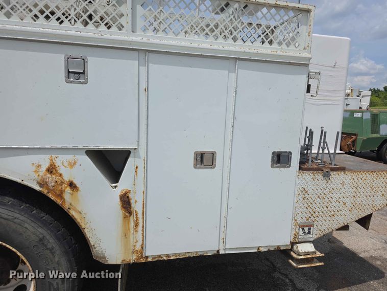image for item FH6223 2006 International 4400 bucket truck