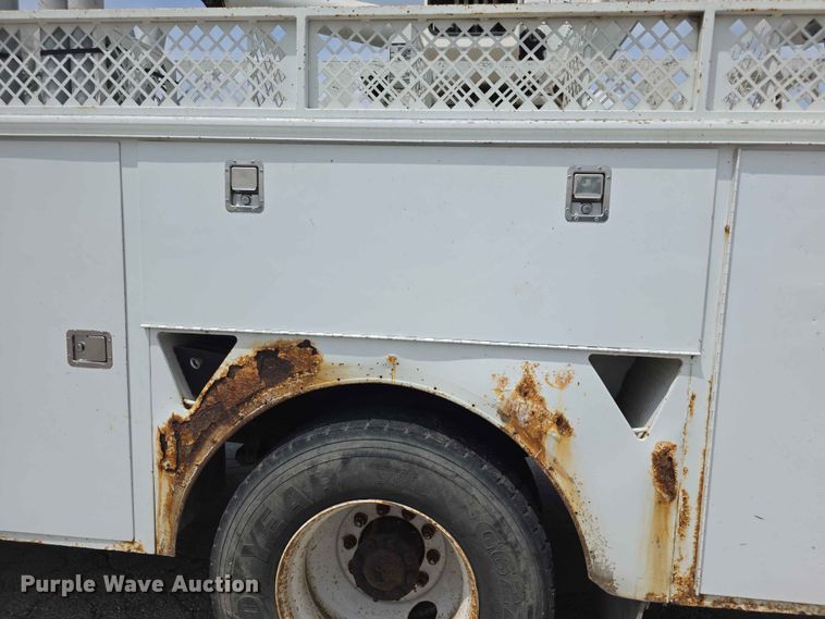 image for item FH6223 2006 International 4400 bucket truck
