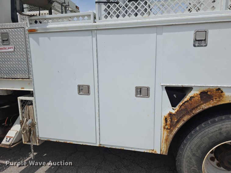 image for item FH6223 2006 International 4400 bucket truck