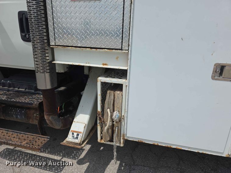 image for item FH6223 2006 International 4400 bucket truck