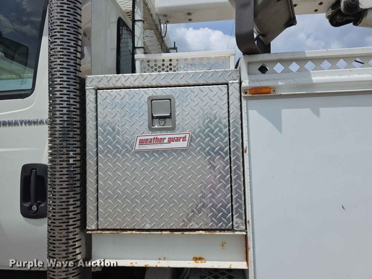 image for item FH6223 2006 International 4400 bucket truck