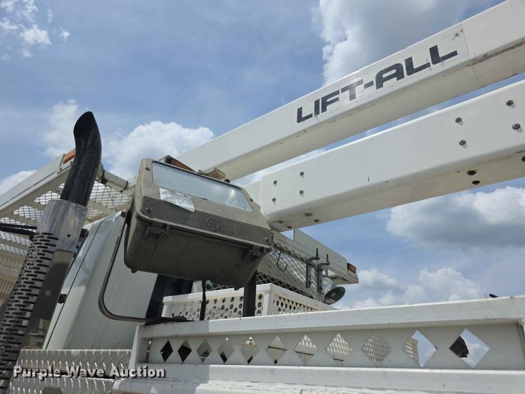 image for item FH6223 2006 International 4400 bucket truck