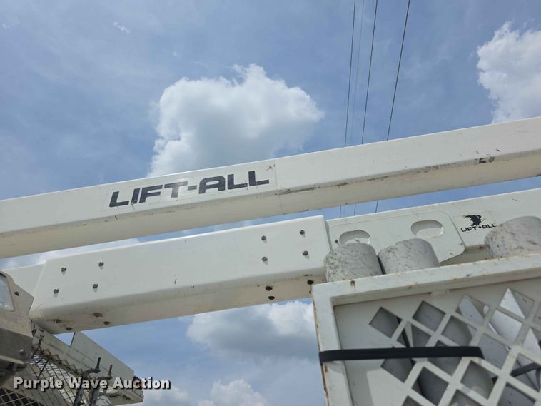 image for item FH6223 2006 International 4400 bucket truck