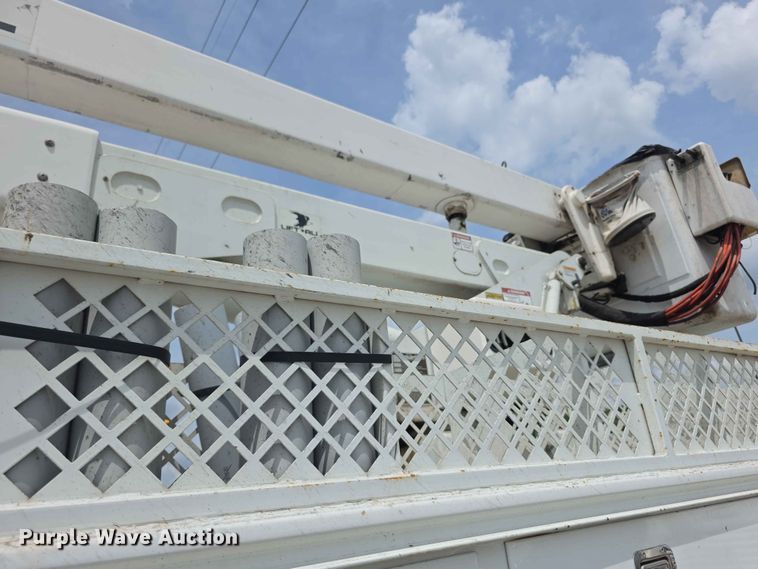 image for item FH6223 2006 International 4400 bucket truck